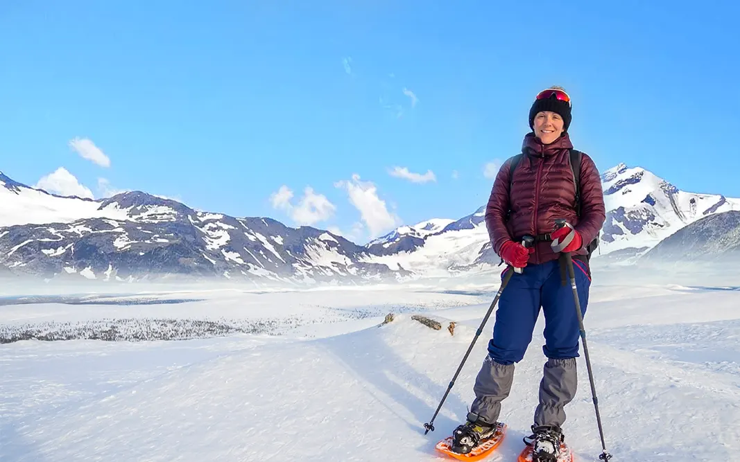 Schneeschuhwanderer unterwegs in der verschneiten Winterlandschaft beim Sonneck-Stüberl nahe Balderschwang – stille Natur und frische Bergluft genießen