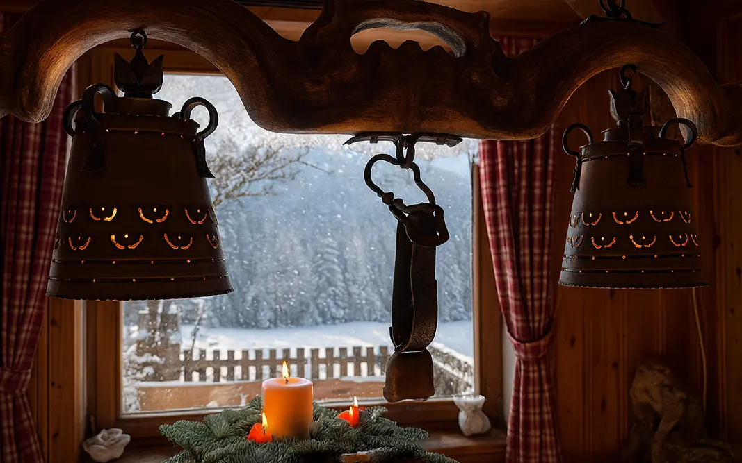 Gemütliches Aufwärmen im Sonneck-Stüberl beim Winterurlaub im Allgäu – rustikale Stube mit warmem Licht und regionaler Küche